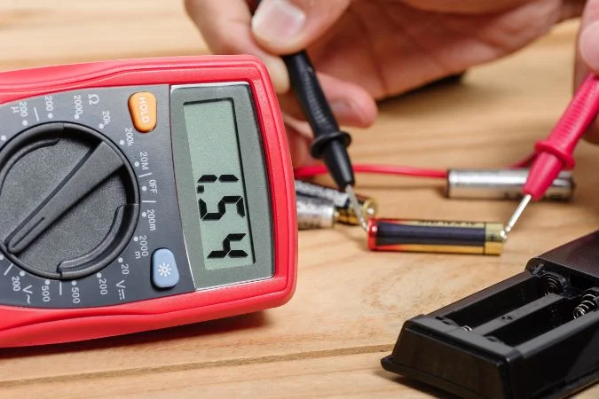 Comment utiliser un voltmètre ?