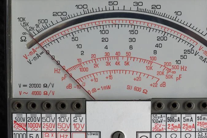 Multimètre analogique : quelles sont ses qualités et ses limites ?