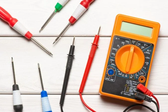 Tout savoir sur les testeurs électriques : multimètre, voltmètre et ampèremètre