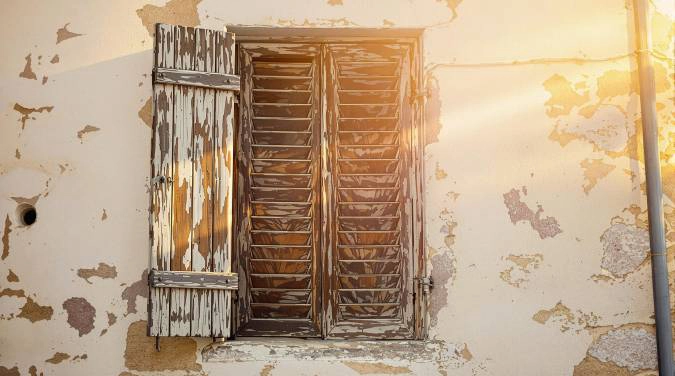 Comment choisir vos volets en bois : Guide complet